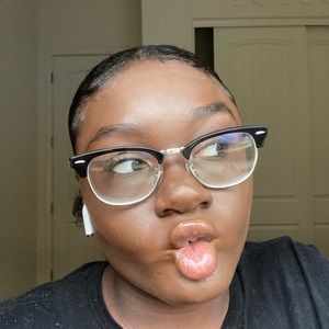 Meet your Posher, Makaila